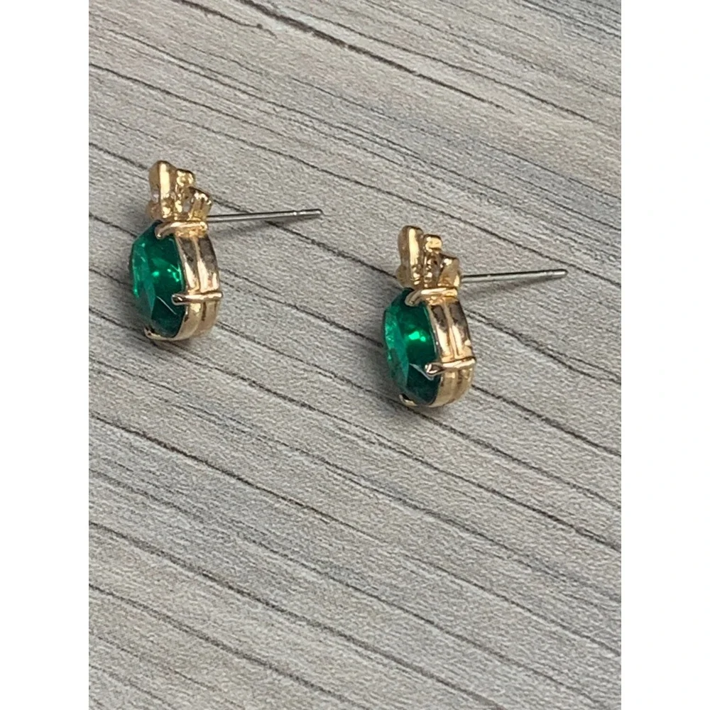 Vintage Gold Tone Emerald Green Oval Glass Rhinestone Crown Stud Earrings